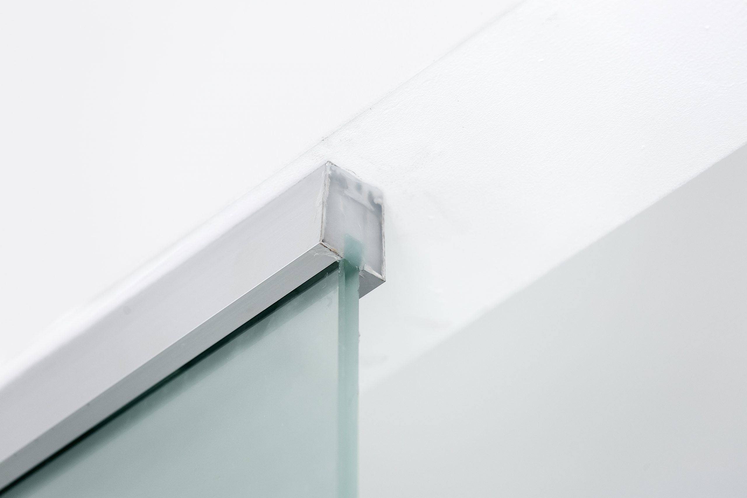 Glass partitioning edge