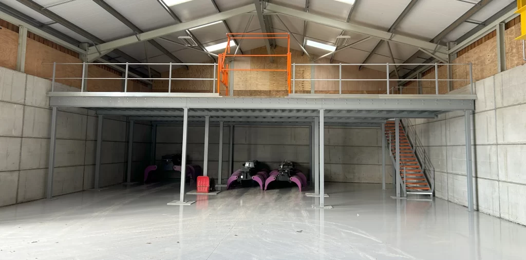Warehouse mezzanine | A mezzanine floor in a warehouse space