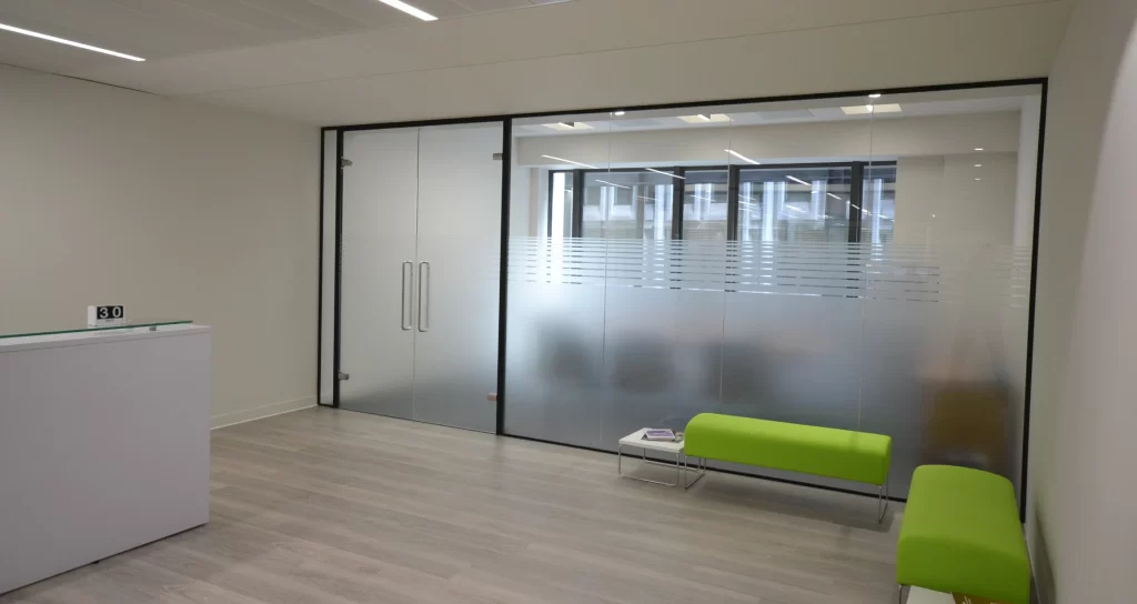 Benefits of office partitioning | glass partitions in office creating meeting rooms