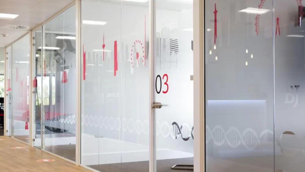 Frameless glass partitions | glass partitions in modern office space