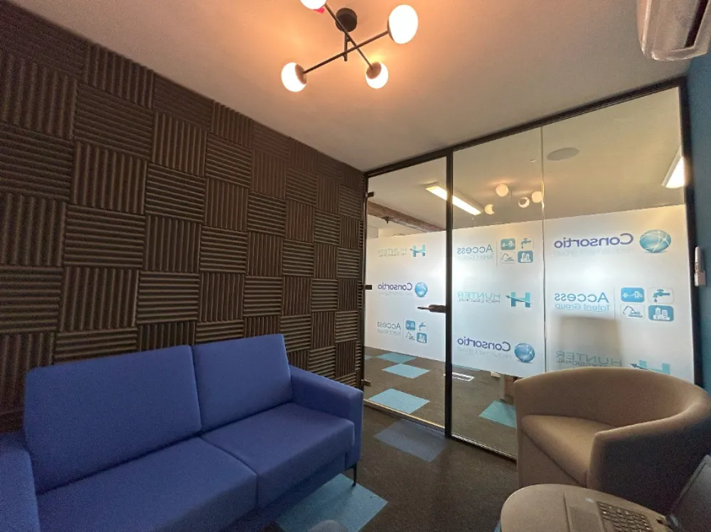Frameless glass partitions | Meeting room with acoustic panels and glass partitions.
